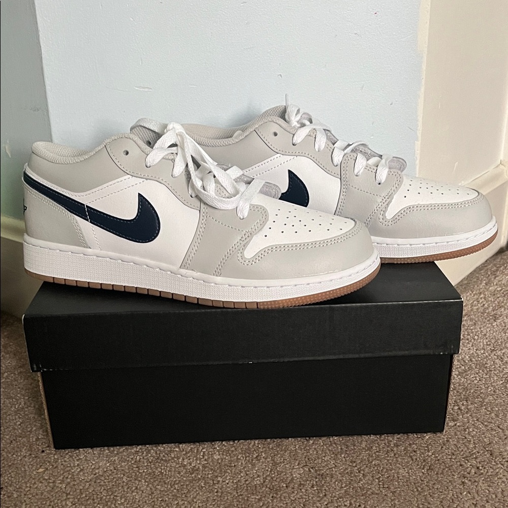 🆕Nike Low-Top Sneakers with Navy Swoosh